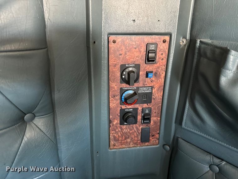 image for item OG9568 2002 International  9200i semi truck