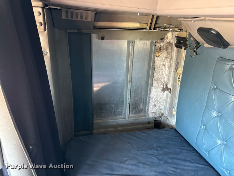 image for item OG9568 2002 International  9200i semi truck