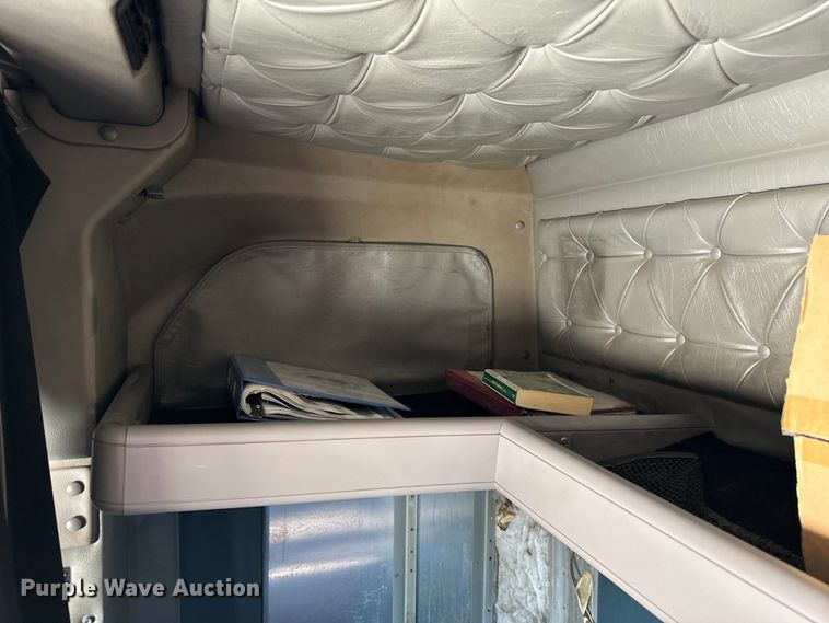 image for item OG9568 2002 International  9200i semi truck