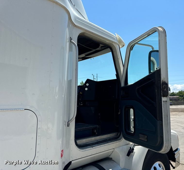 image for item OG9568 2002 International  9200i semi truck