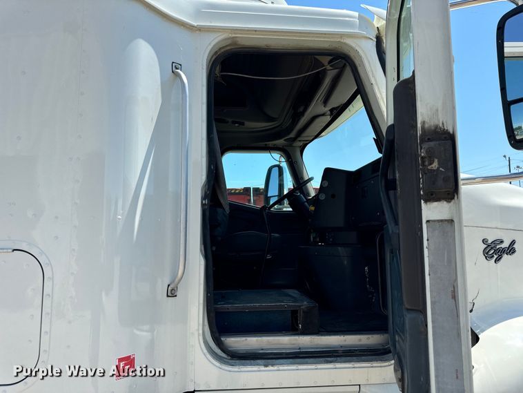 image for item OG9568 2002 International  9200i semi truck