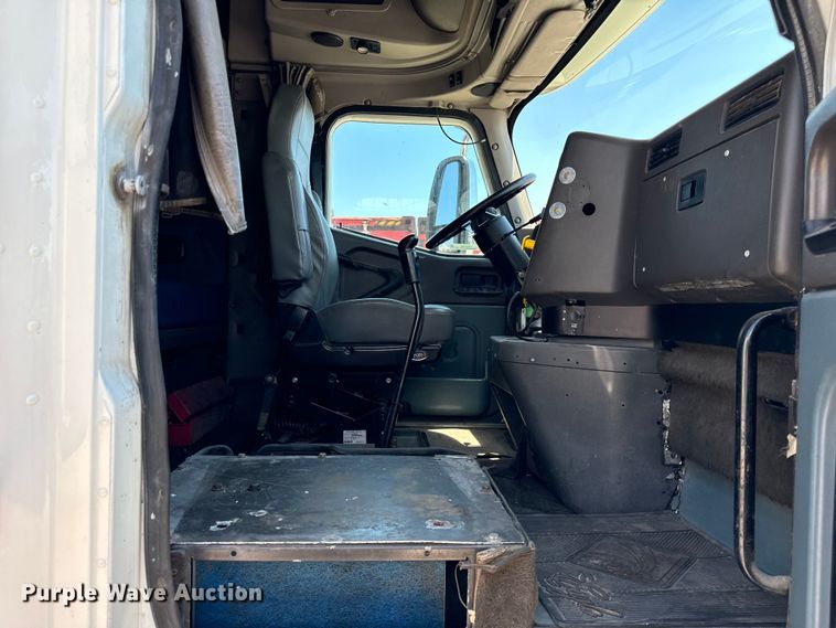 image for item OG9568 2002 International  9200i semi truck