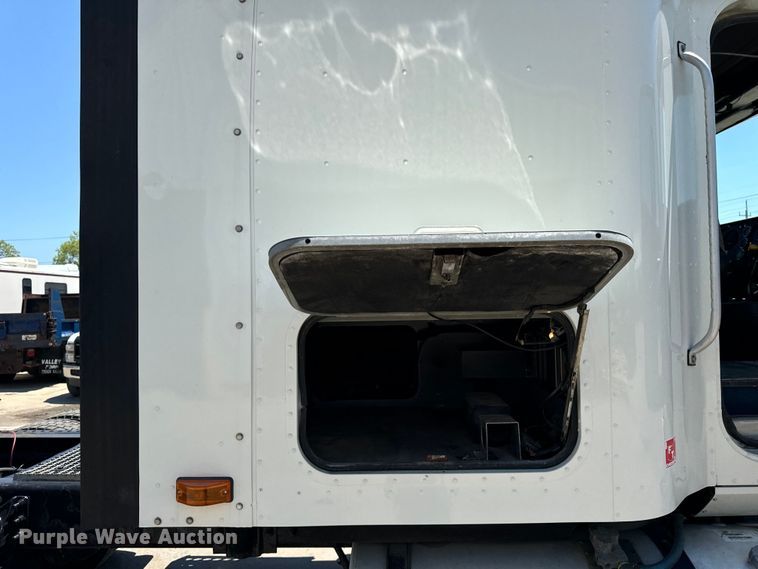 image for item OG9568 2002 International  9200i semi truck