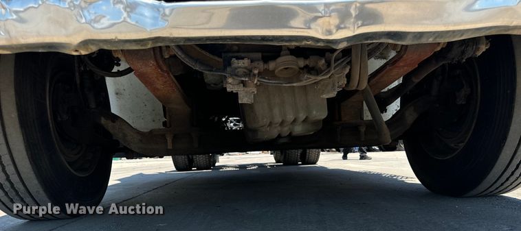 image for item OG9568 2002 International  9200i semi truck