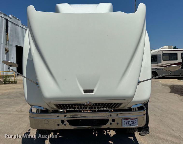 image for item OG9568 2002 International  9200i semi truck