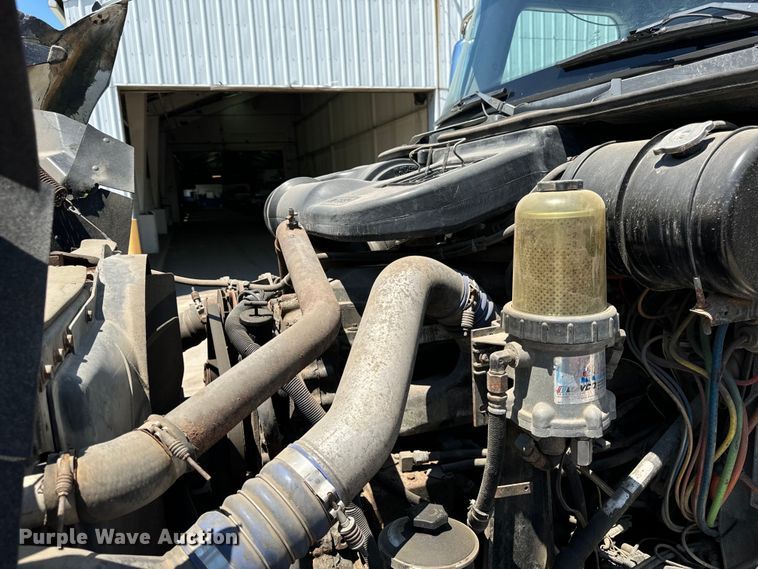 image for item OG9568 2002 International  9200i semi truck