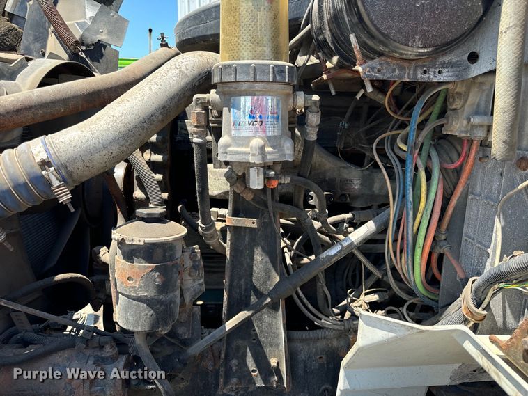 image for item OG9568 2002 International  9200i semi truck