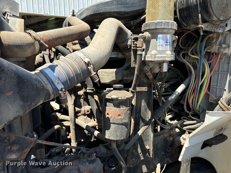 image for item OG9568 2002 International  9200i semi truck