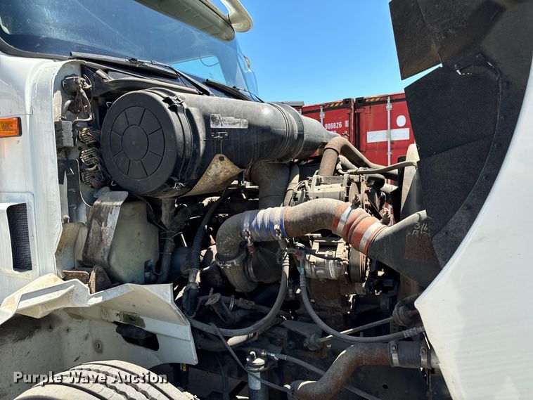 image for item OG9568 2002 International  9200i semi truck