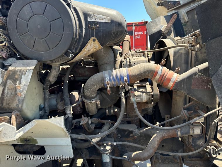 image for item OG9568 2002 International  9200i semi truck