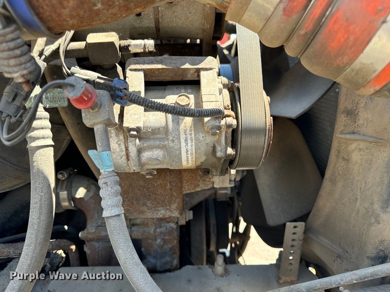 image for item OG9568 2002 International  9200i semi truck