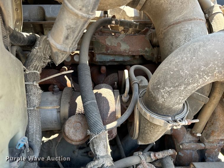 image for item OG9568 2002 International  9200i semi truck