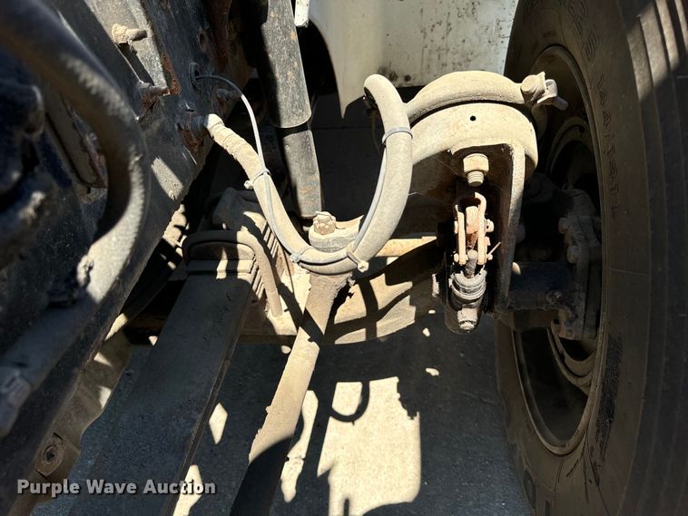 image for item OG9568 2002 International  9200i semi truck