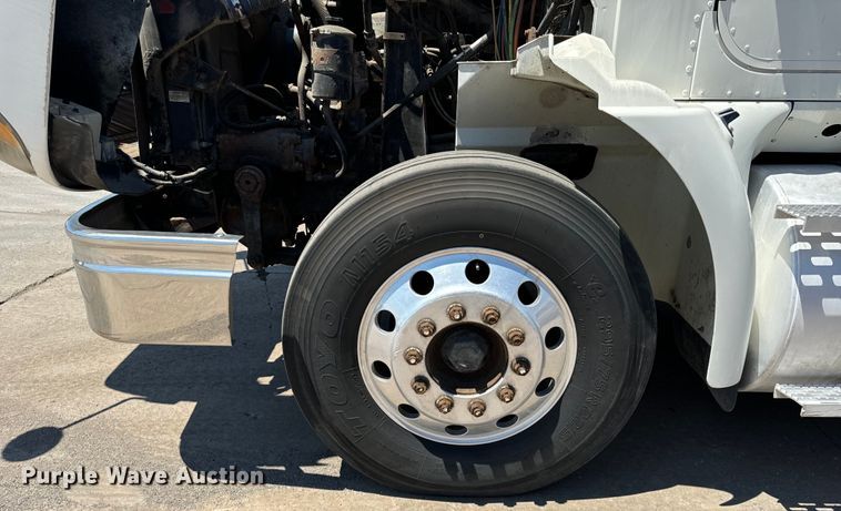 image for item OG9568 2002 International  9200i semi truck