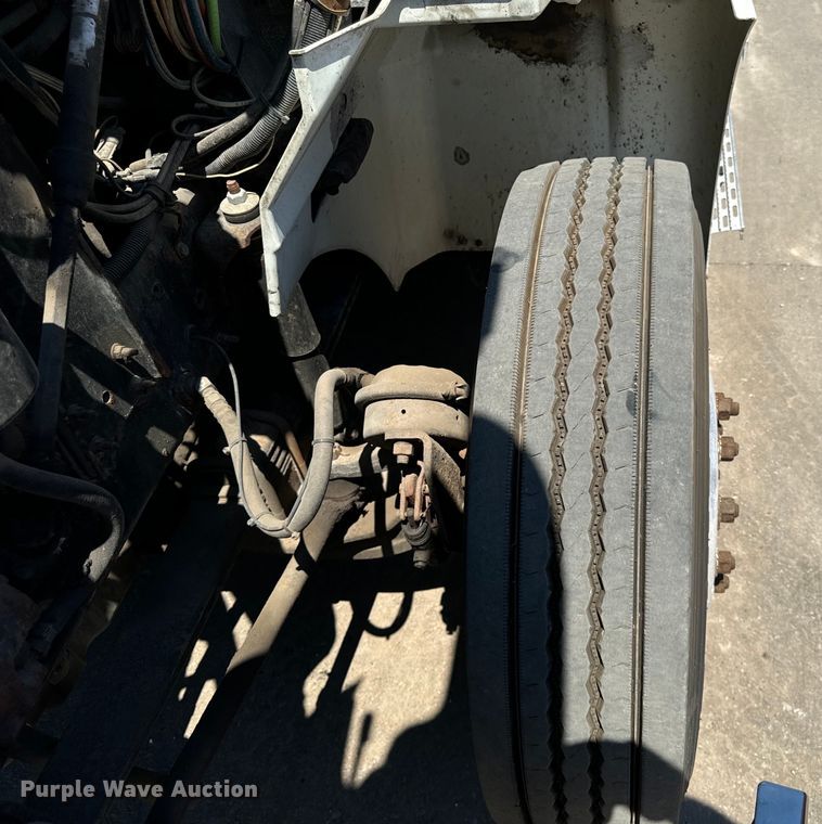 image for item OG9568 2002 International  9200i semi truck