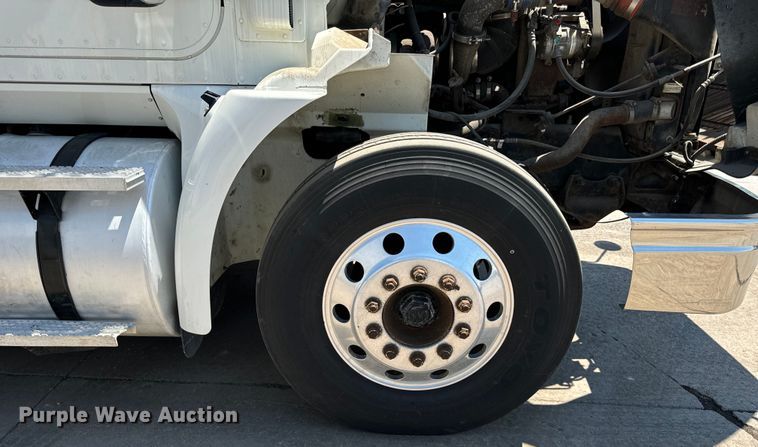 image for item OG9568 2002 International  9200i semi truck