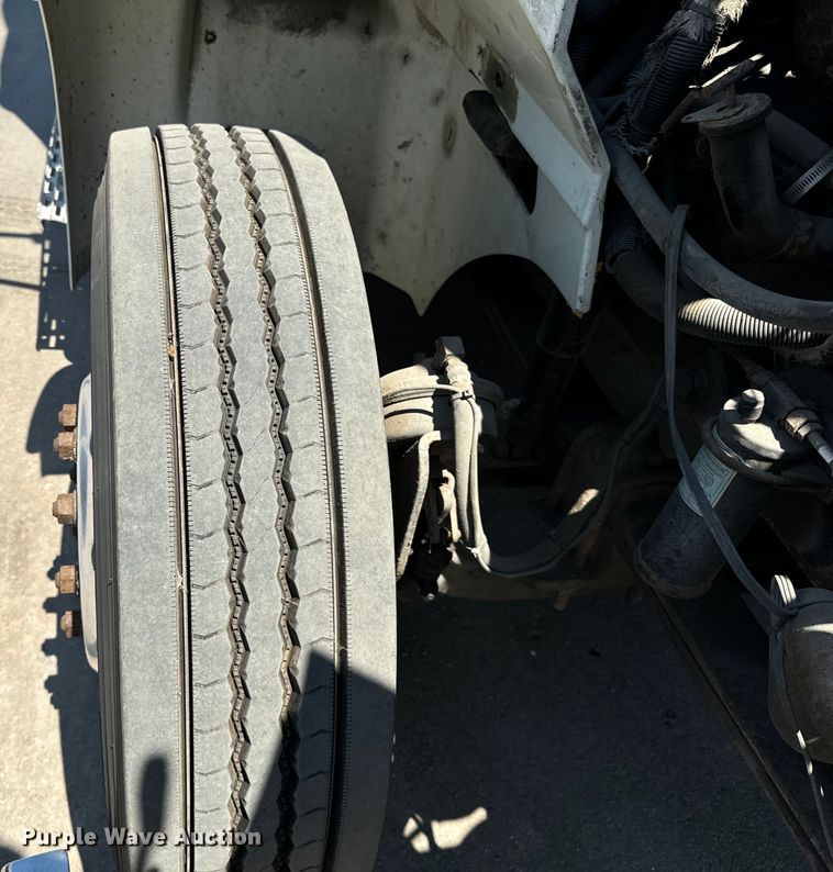 image for item OG9568 2002 International  9200i semi truck