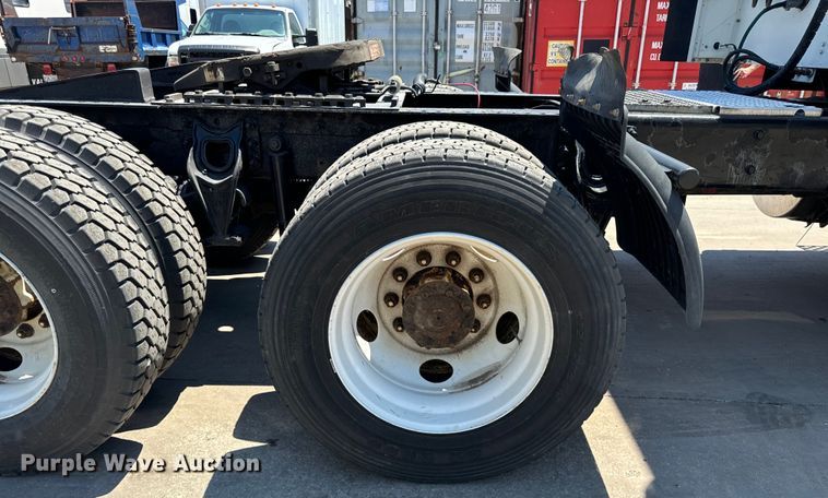 image for item OG9568 2002 International  9200i semi truck