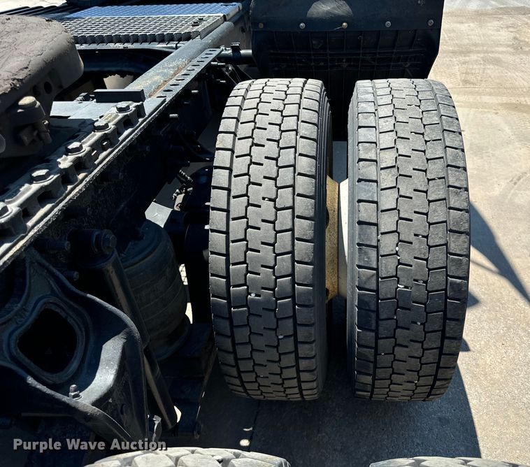 image for item OG9568 2002 International  9200i semi truck