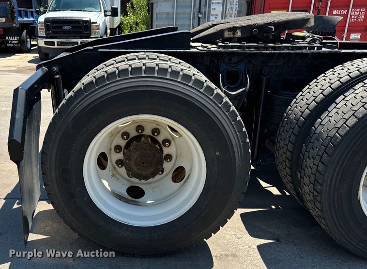 image for item OG9568 2002 International  9200i semi truck