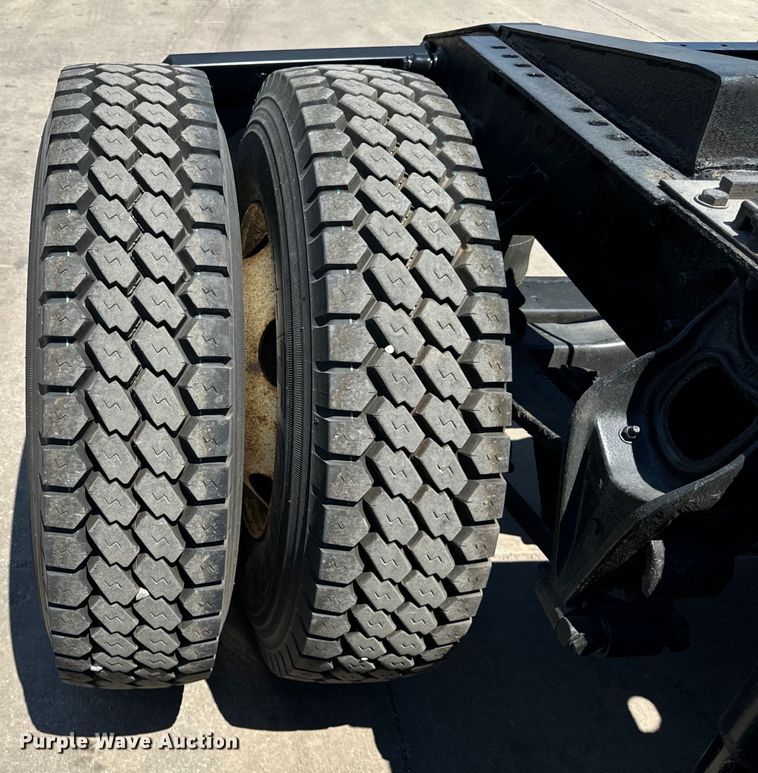 image for item OG9568 2002 International  9200i semi truck