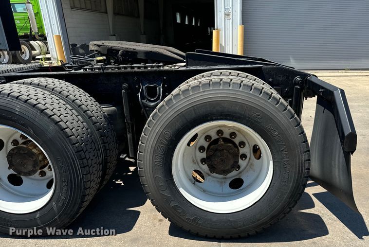 image for item OG9568 2002 International  9200i semi truck