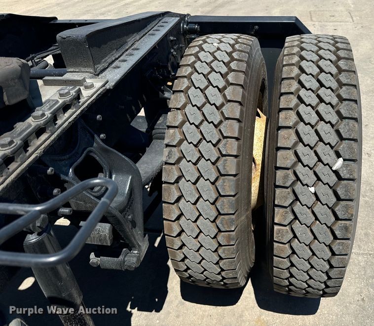 image for item OG9568 2002 International  9200i semi truck