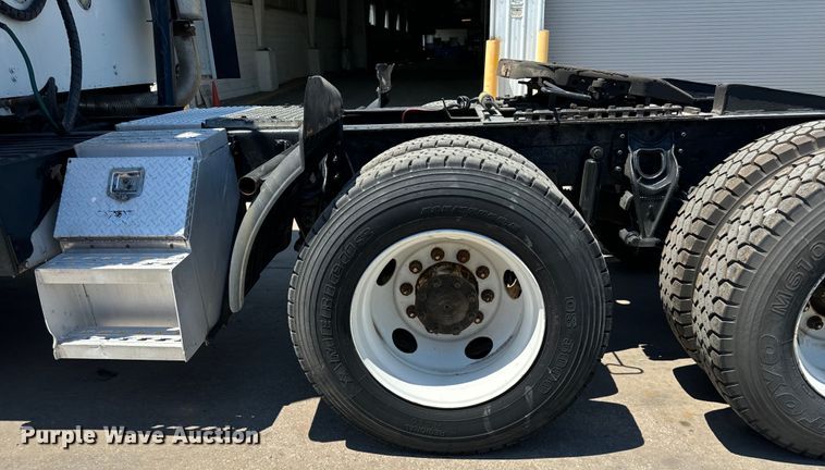 image for item OG9568 2002 International  9200i semi truck