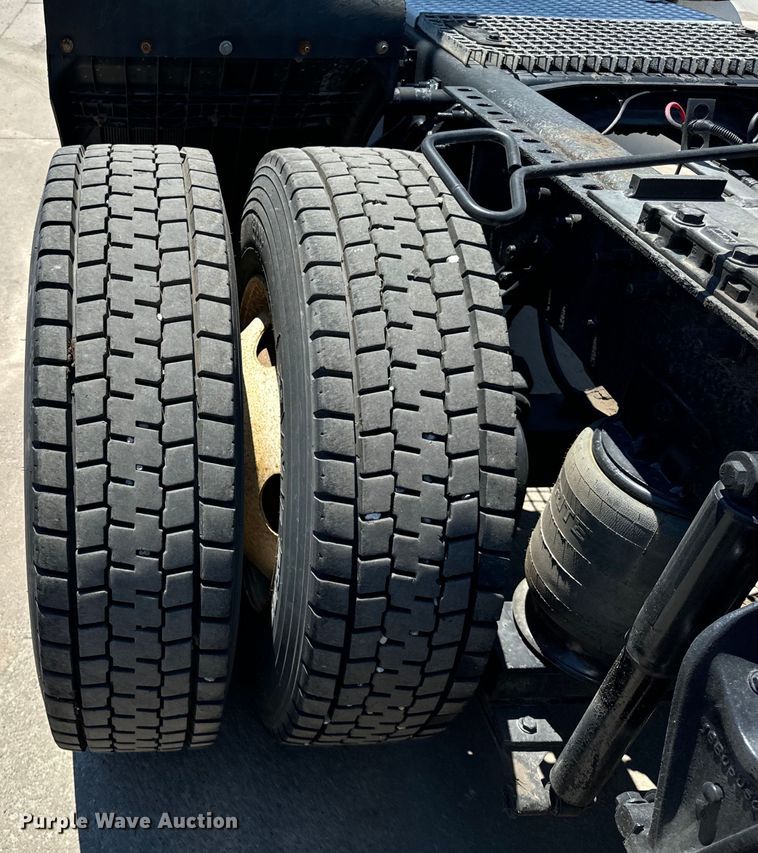 image for item OG9568 2002 International  9200i semi truck