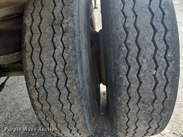 image for item OK9980 1988 East Manufacturing  flatbed trailer