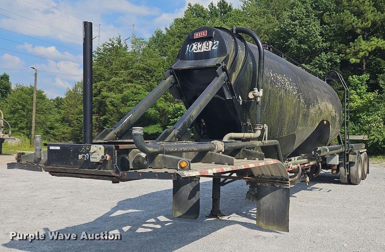 image for item OK9981 2000 Heil pneumatic dry bulk trailer