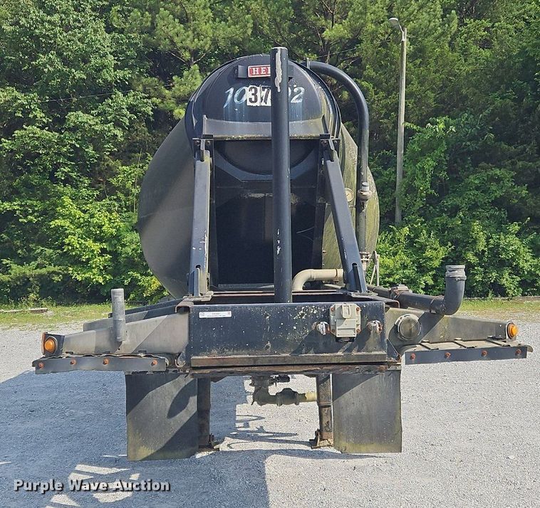 image for item OK9981 2000 Heil pneumatic dry bulk trailer