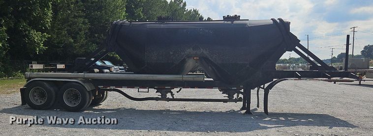 image for item OK9981 2000 Heil pneumatic dry bulk trailer