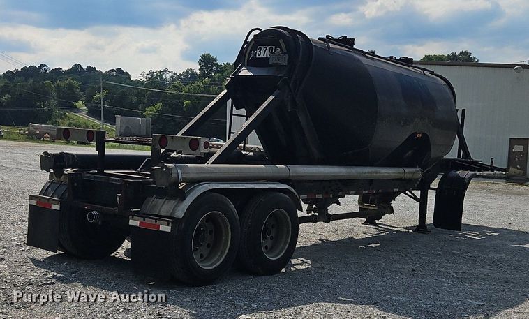 image for item OK9981 2000 Heil pneumatic dry bulk trailer