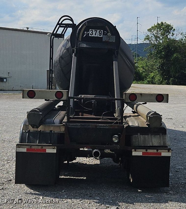 image for item OK9981 2000 Heil pneumatic dry bulk trailer