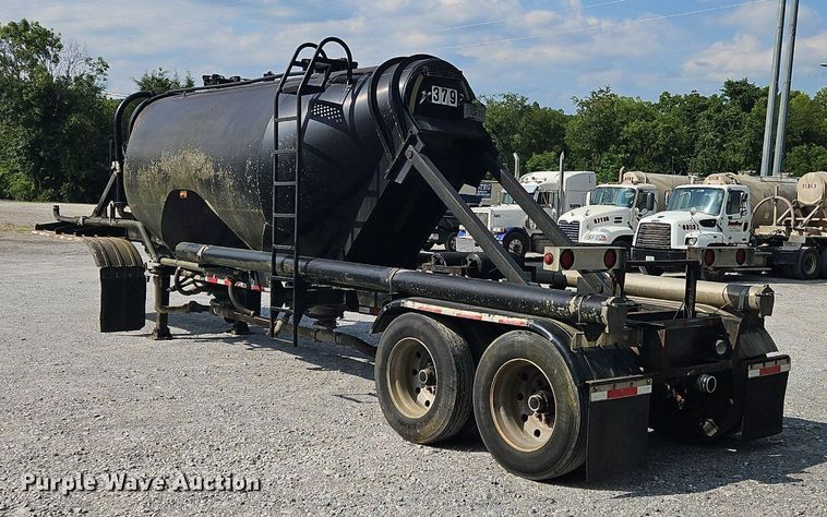 image for item OK9981 2000 Heil pneumatic dry bulk trailer