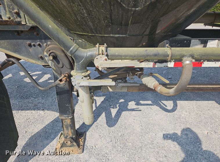 image for item OK9981 2000 Heil pneumatic dry bulk trailer