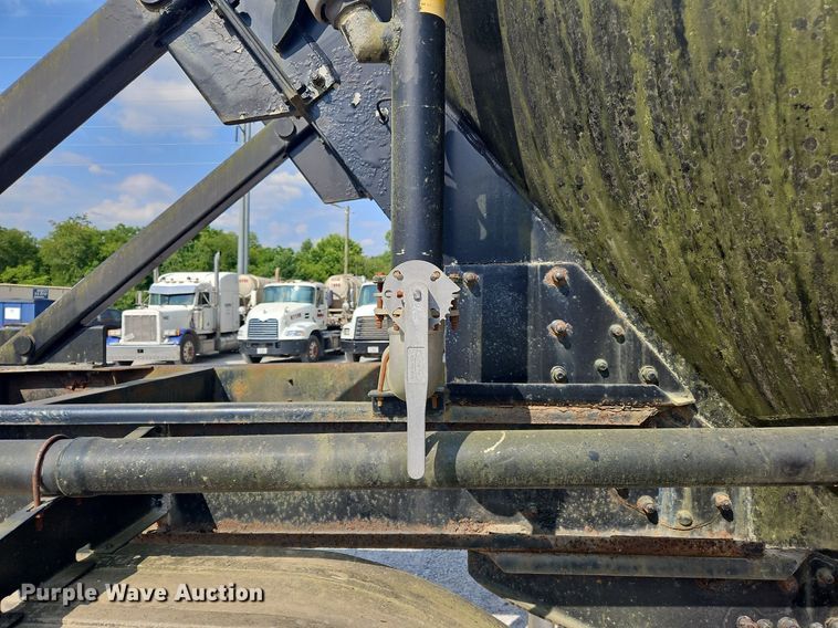 image for item OK9981 2000 Heil pneumatic dry bulk trailer