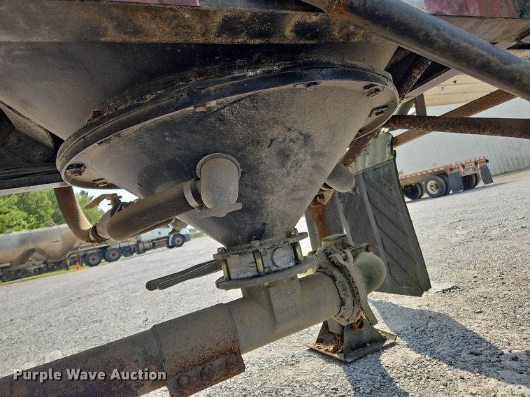 image for item OK9981 2000 Heil pneumatic dry bulk trailer