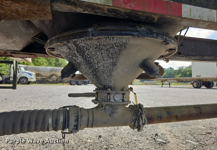 image for item OK9981 2000 Heil pneumatic dry bulk trailer