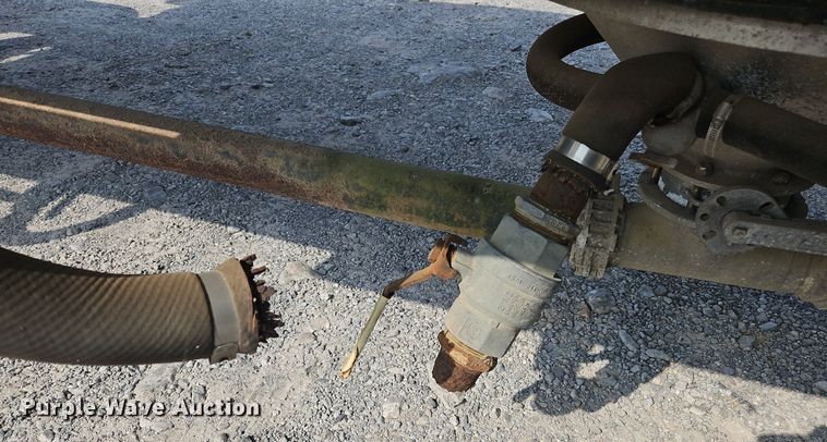 image for item OK9981 2000 Heil pneumatic dry bulk trailer