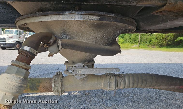 image for item OK9981 2000 Heil pneumatic dry bulk trailer