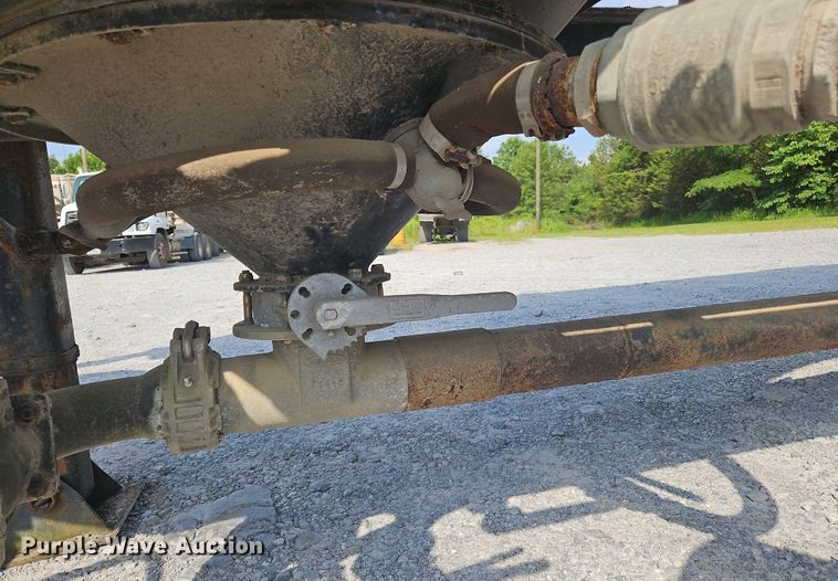 image for item OK9981 2000 Heil pneumatic dry bulk trailer