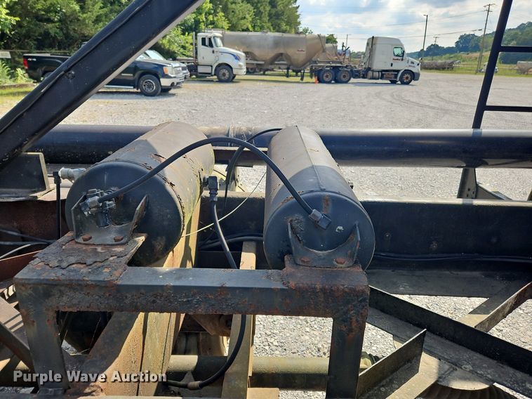 image for item OK9981 2000 Heil pneumatic dry bulk trailer