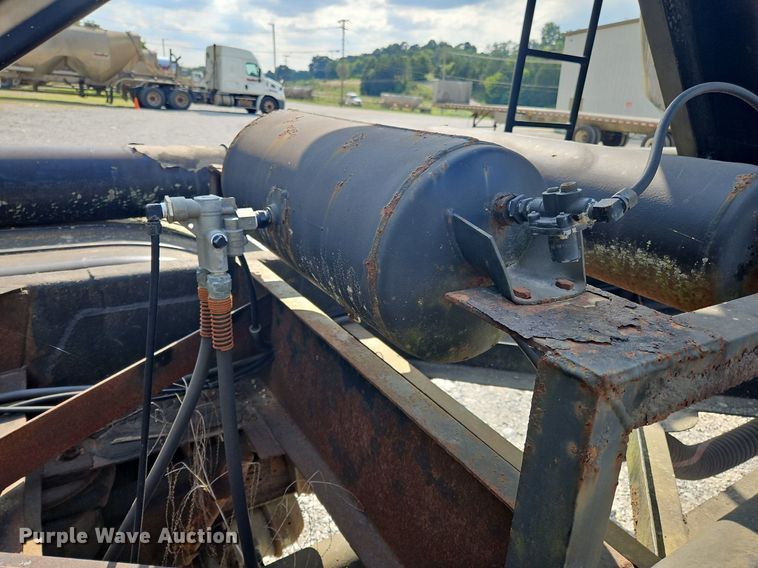 image for item OK9981 2000 Heil pneumatic dry bulk trailer