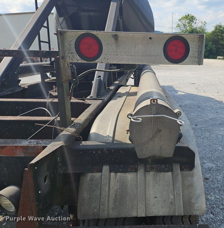 image for item OK9981 2000 Heil pneumatic dry bulk trailer