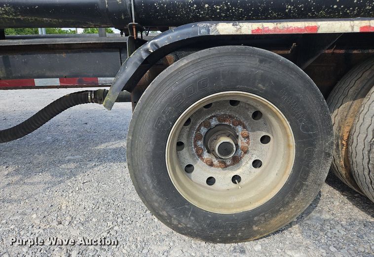 image for item OK9981 2000 Heil pneumatic dry bulk trailer