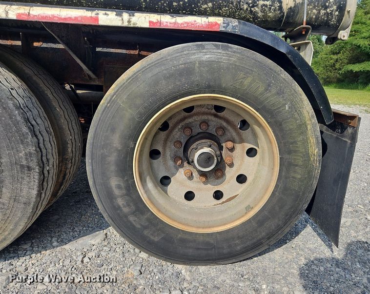 image for item OK9981 2000 Heil pneumatic dry bulk trailer