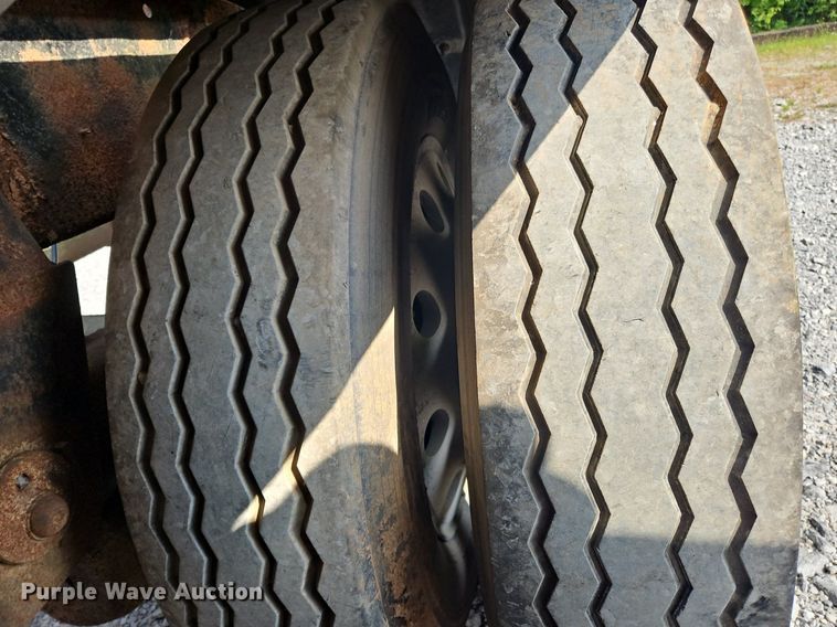 image for item OK9981 2000 Heil pneumatic dry bulk trailer