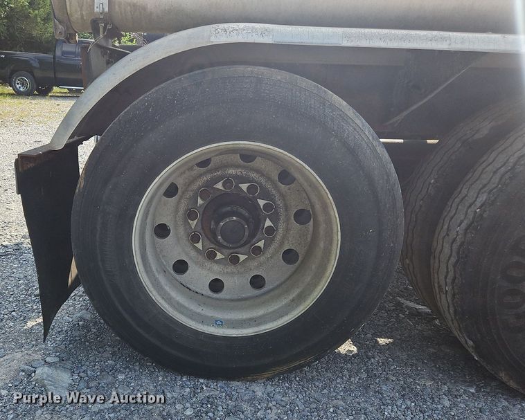 image for item OK9981 2000 Heil pneumatic dry bulk trailer